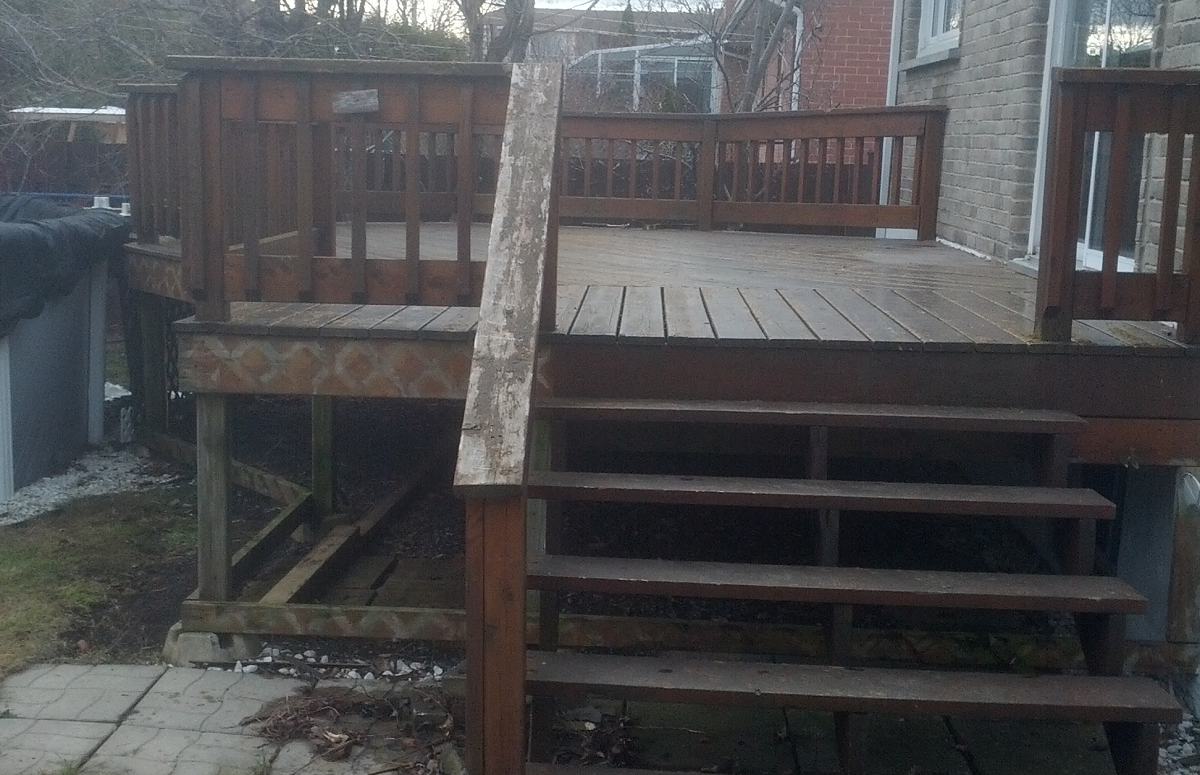 Une terrasse en bois avec des escaliers qui y mènent.