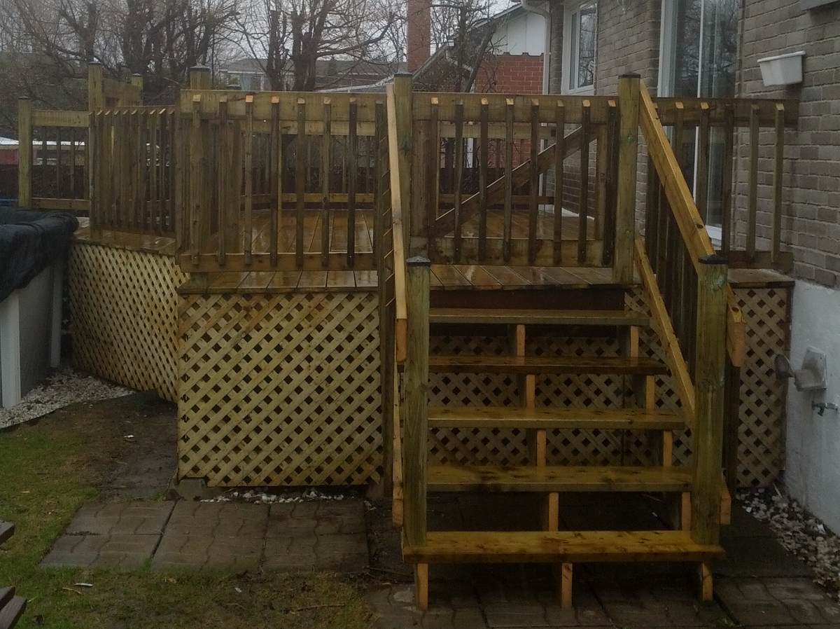 Une terrasse en bois avec des escaliers qui y mènent