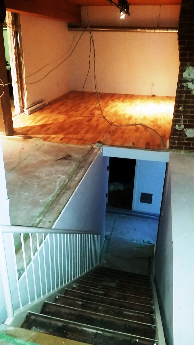 Une pièce vide avec des escaliers qui y mènent