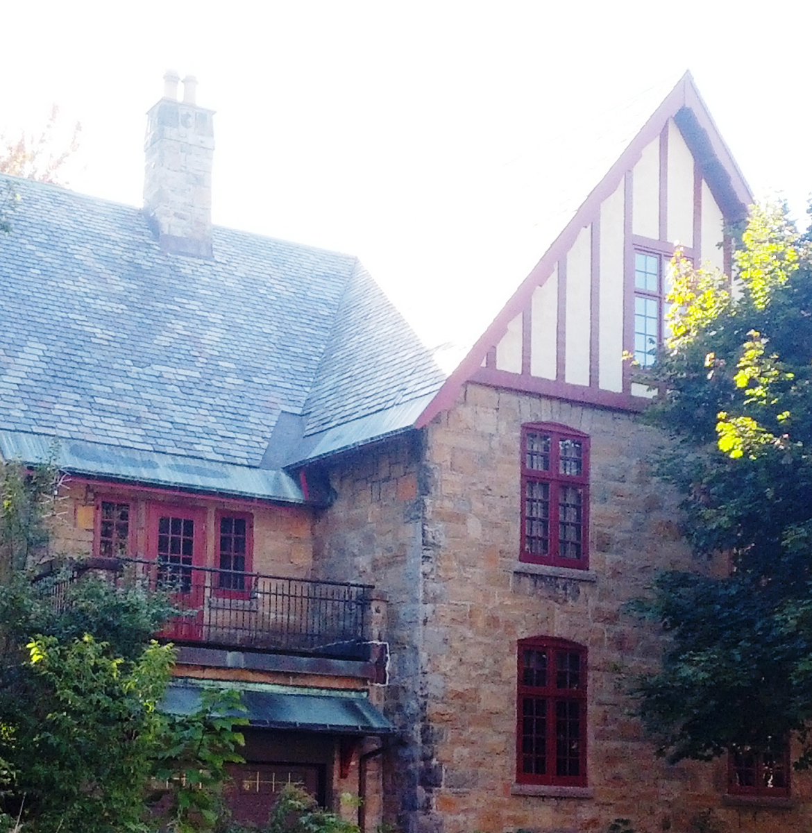 Une grande maison avec un toit sur lequel il y a un triangle