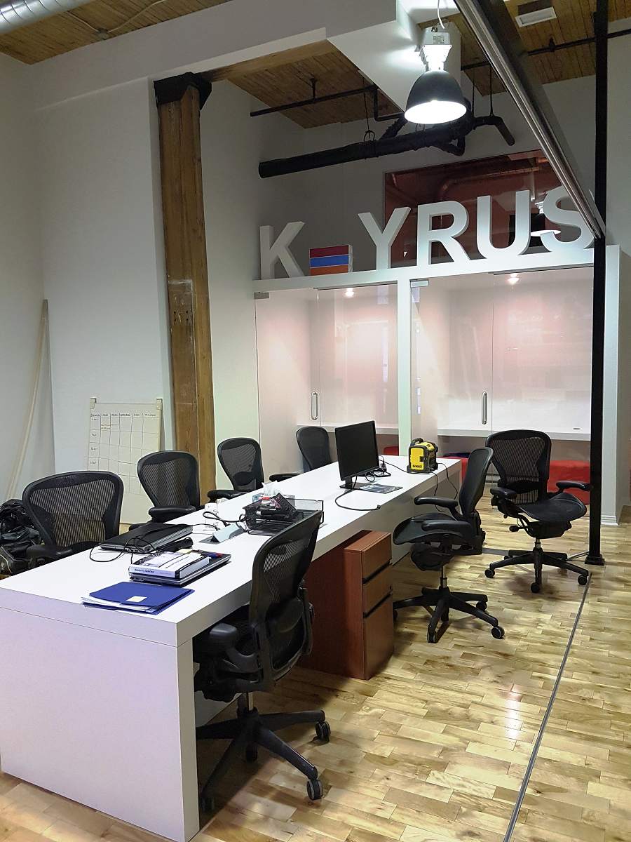 Un bureau avec une pancarte indiquant Kyrus dessus