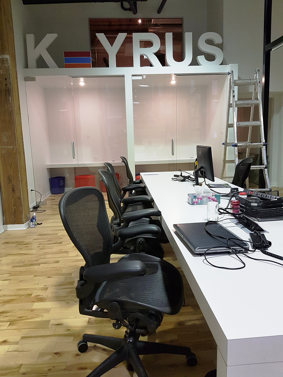 Un bureau avec une pancarte indiquant Kyrus dessus