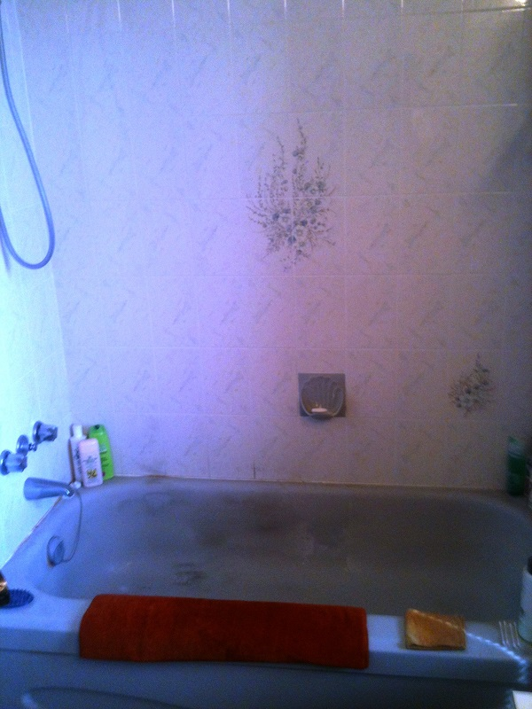 Une salle de bain avec baignoire et douche