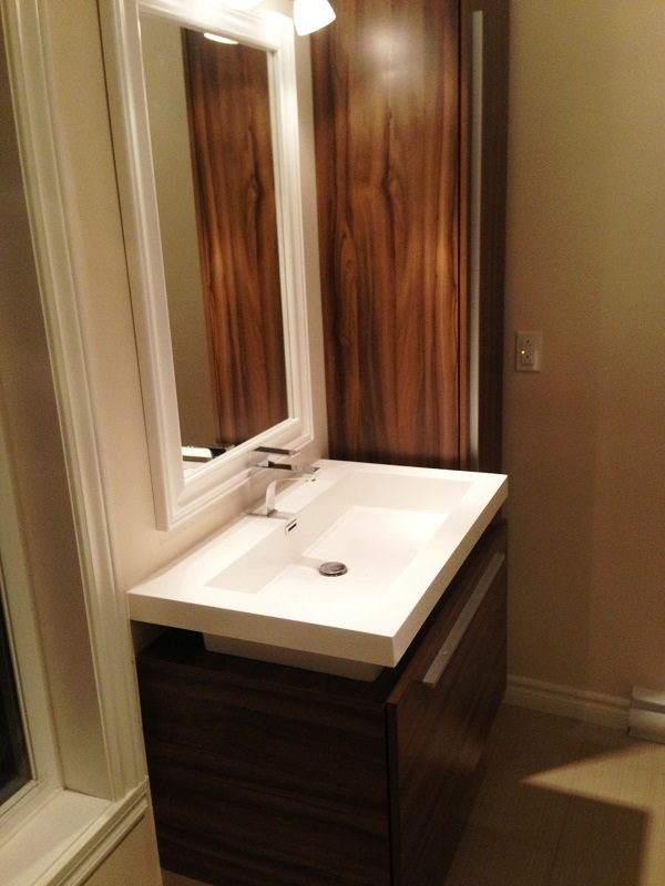 Une salle de bain avec lavabo et miroir