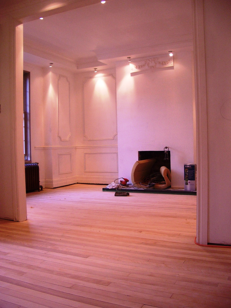 Un salon avec parquet et cheminée
