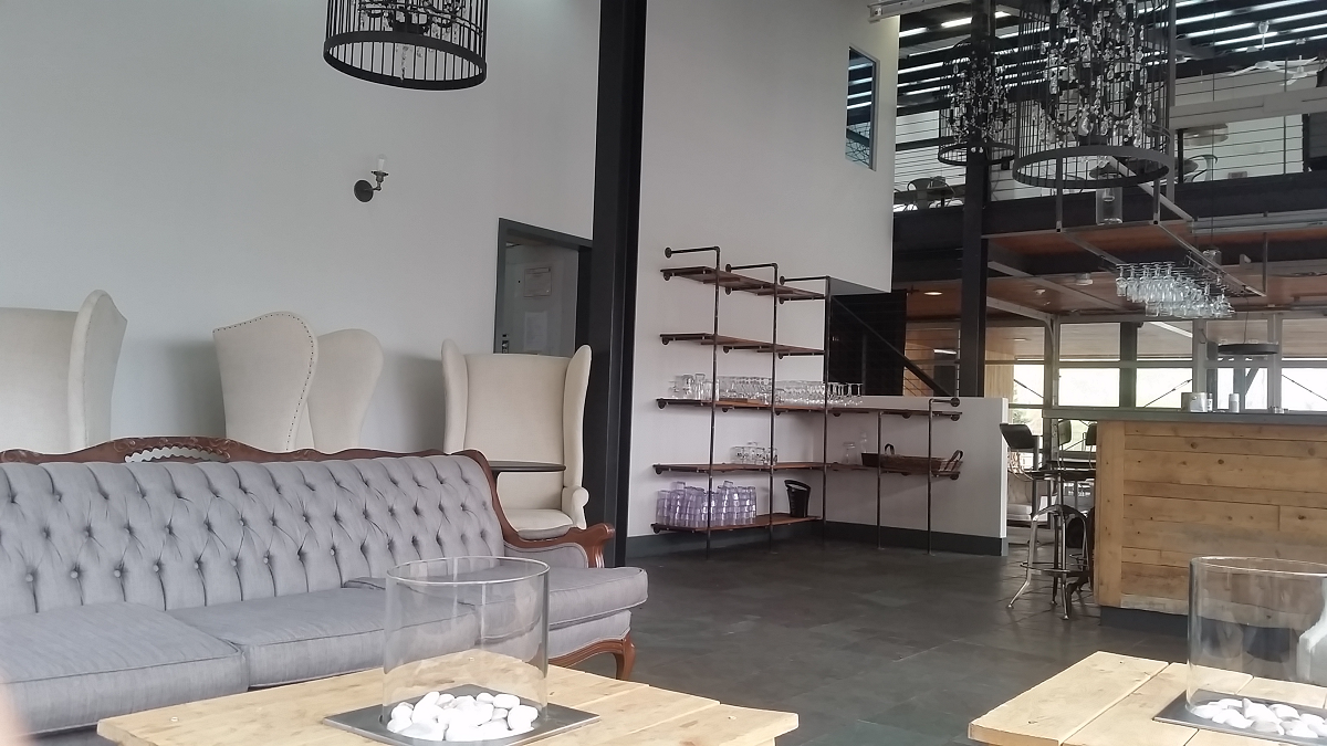 Un salon avec un canapé et deux tables basses