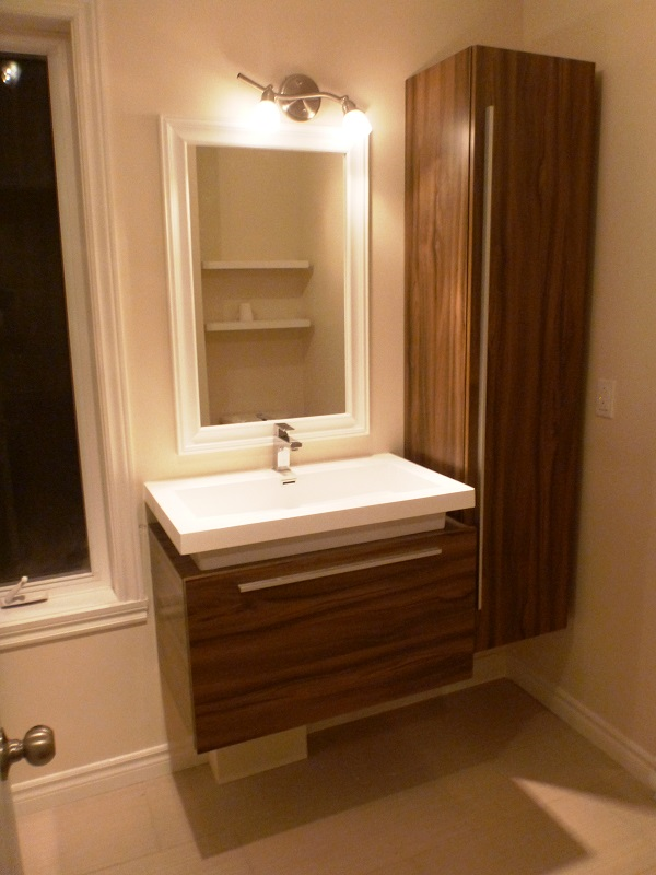 Une salle de bain avec un lavabo un miroir et un meuble