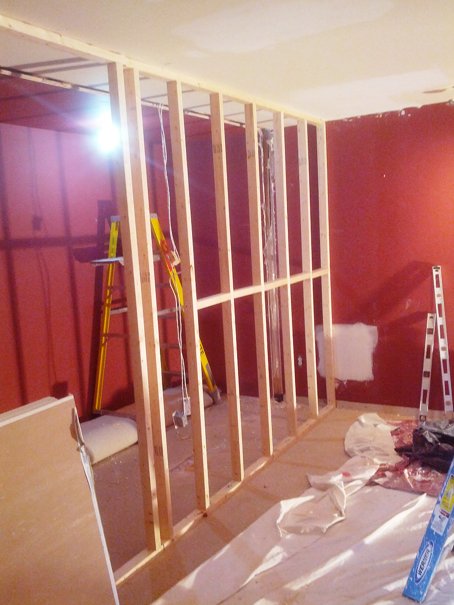 Une pièce en cours de rénovation avec une échelle en arrière-plan