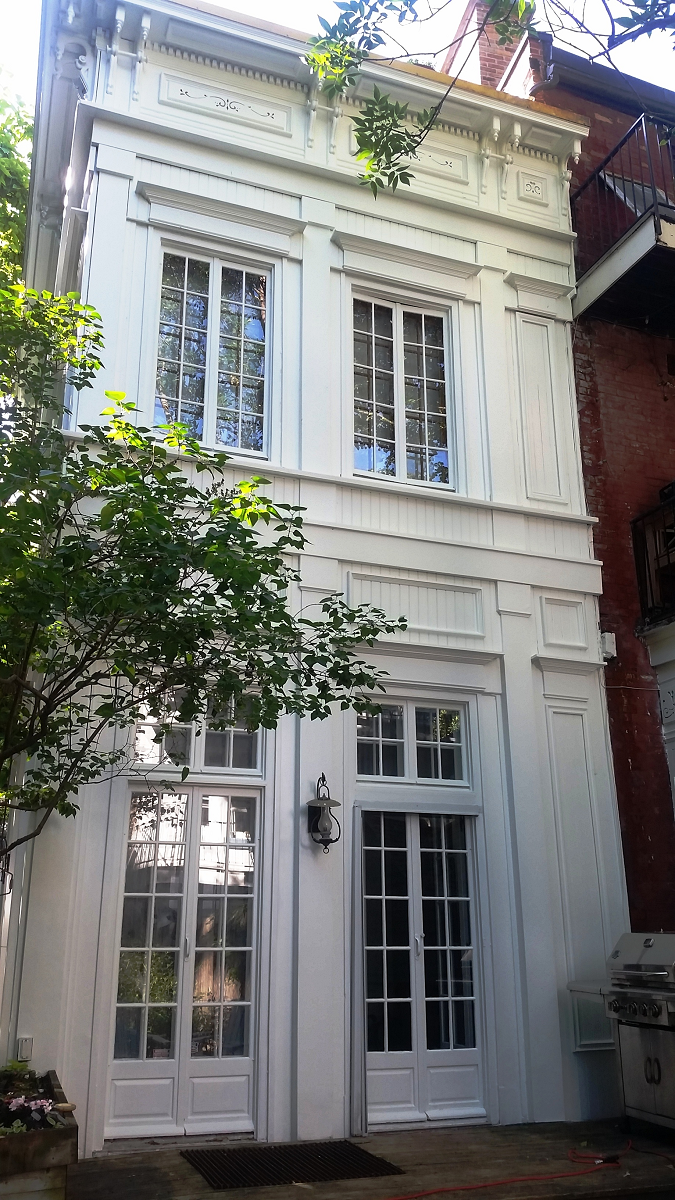 Un grand bâtiment blanc avec beaucoup de fenêtres et de portes.