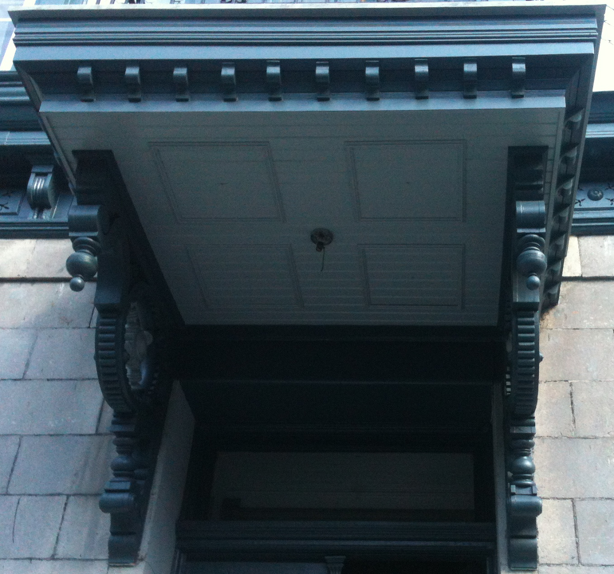 Le plafond d'un bâtiment avec une garniture noire