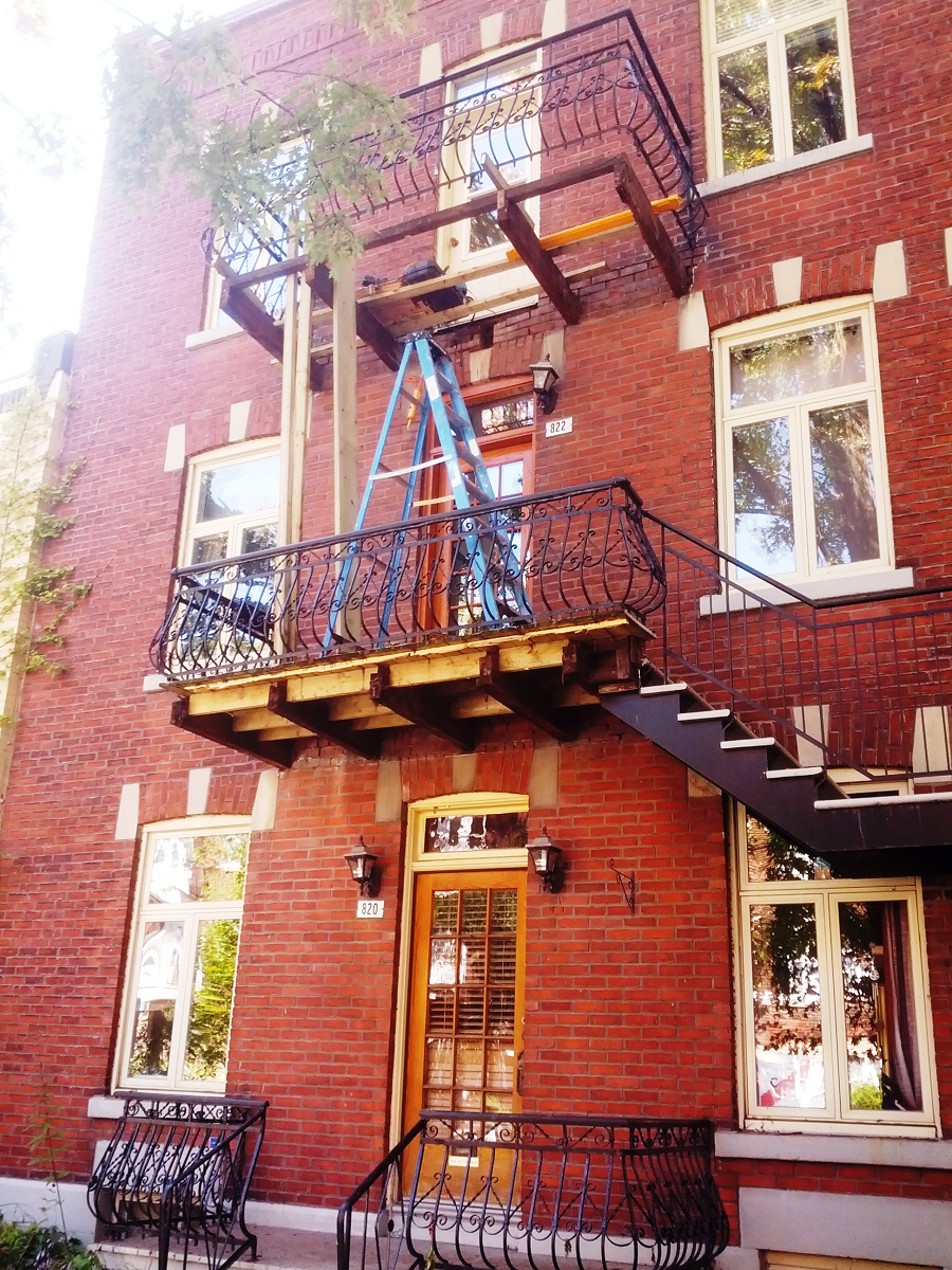 Une issue de secours sur le côté d'un bâtiment en brique