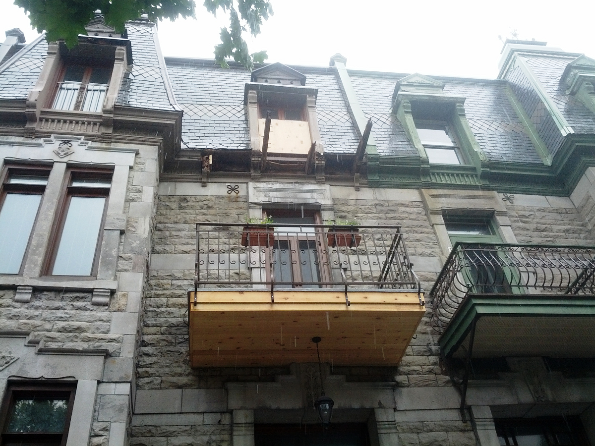 Un immeuble avec un balcon sur le côté