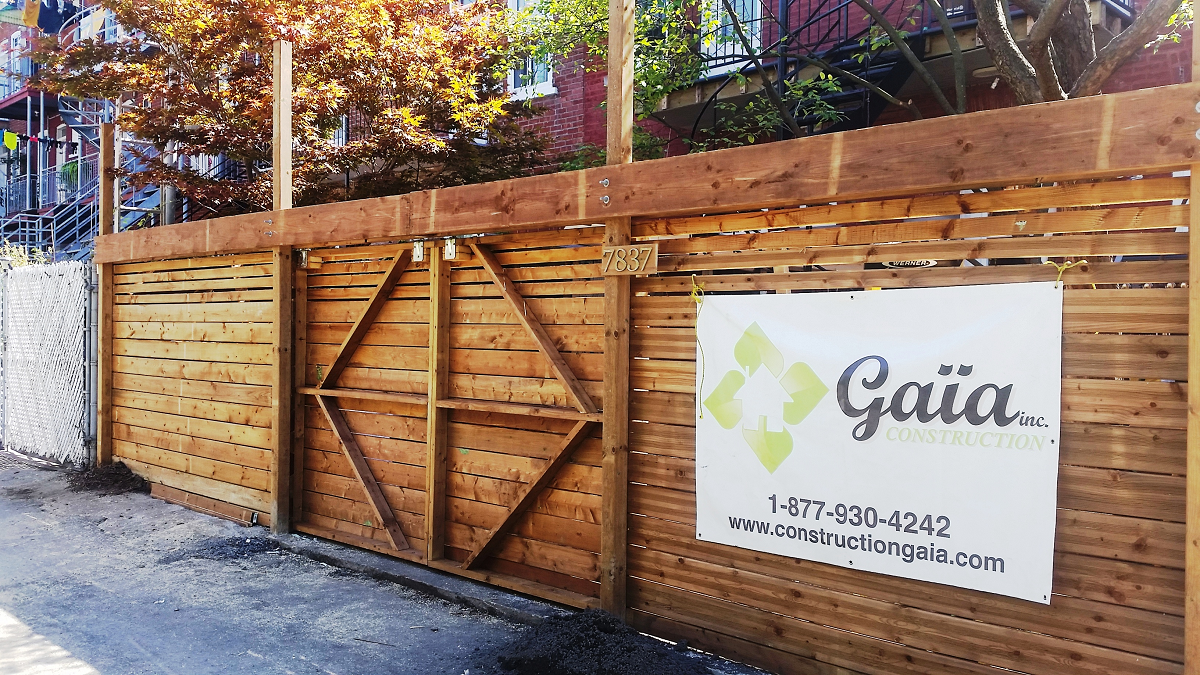 Une clôture en bois avec un panneau indiquant gaia dessus.