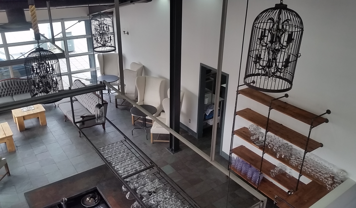 Une vue aérienne d'un salon avec une cage à oiseaux suspendue au plafond.