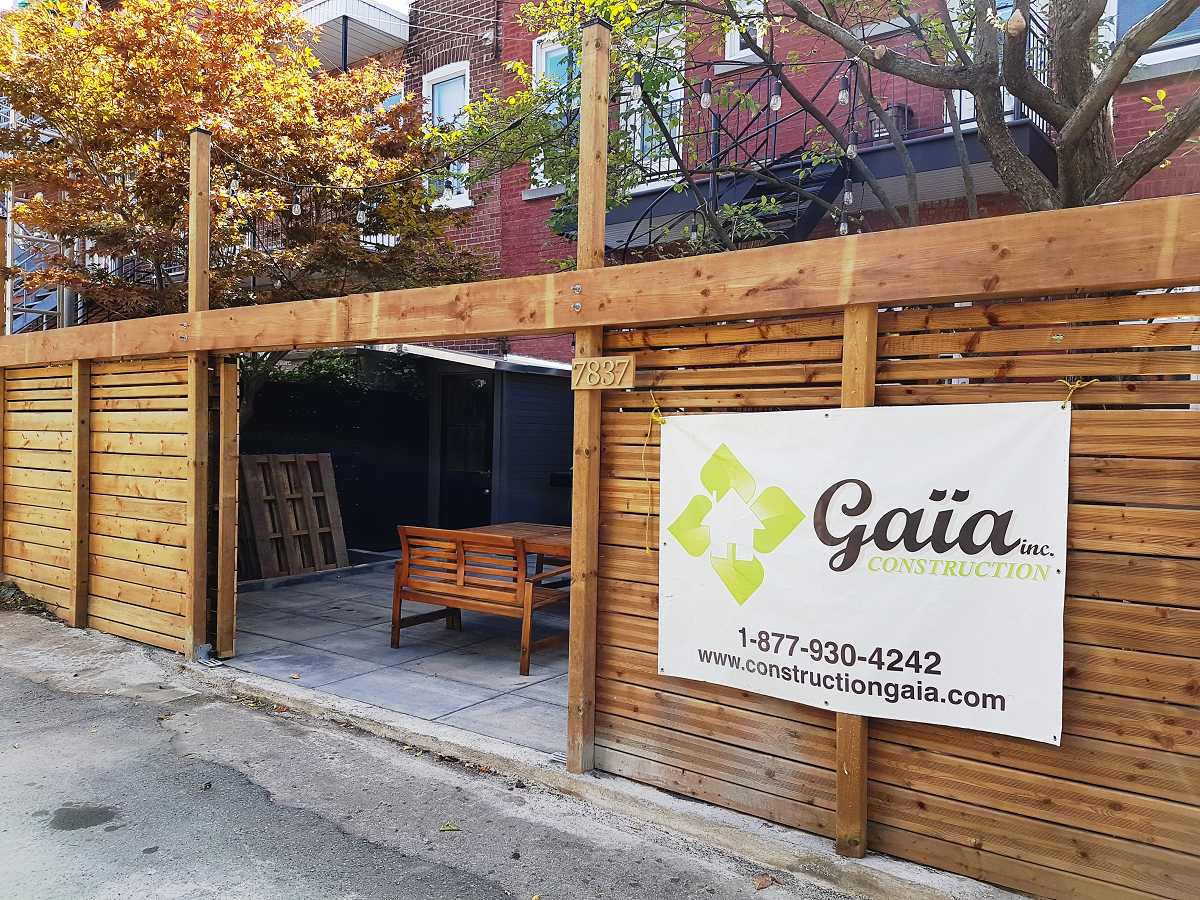 Une clôture en bois avec un panneau indiquant gaia dessus
