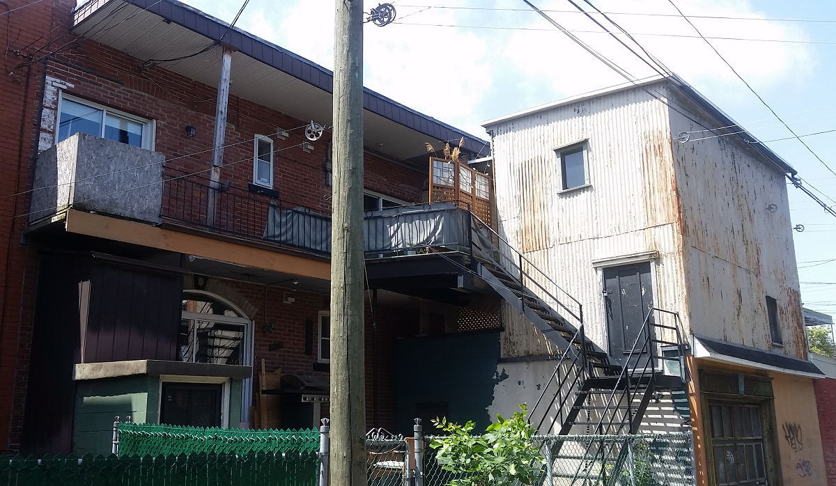 Un immeuble en brique avec des escaliers menant au deuxième étage