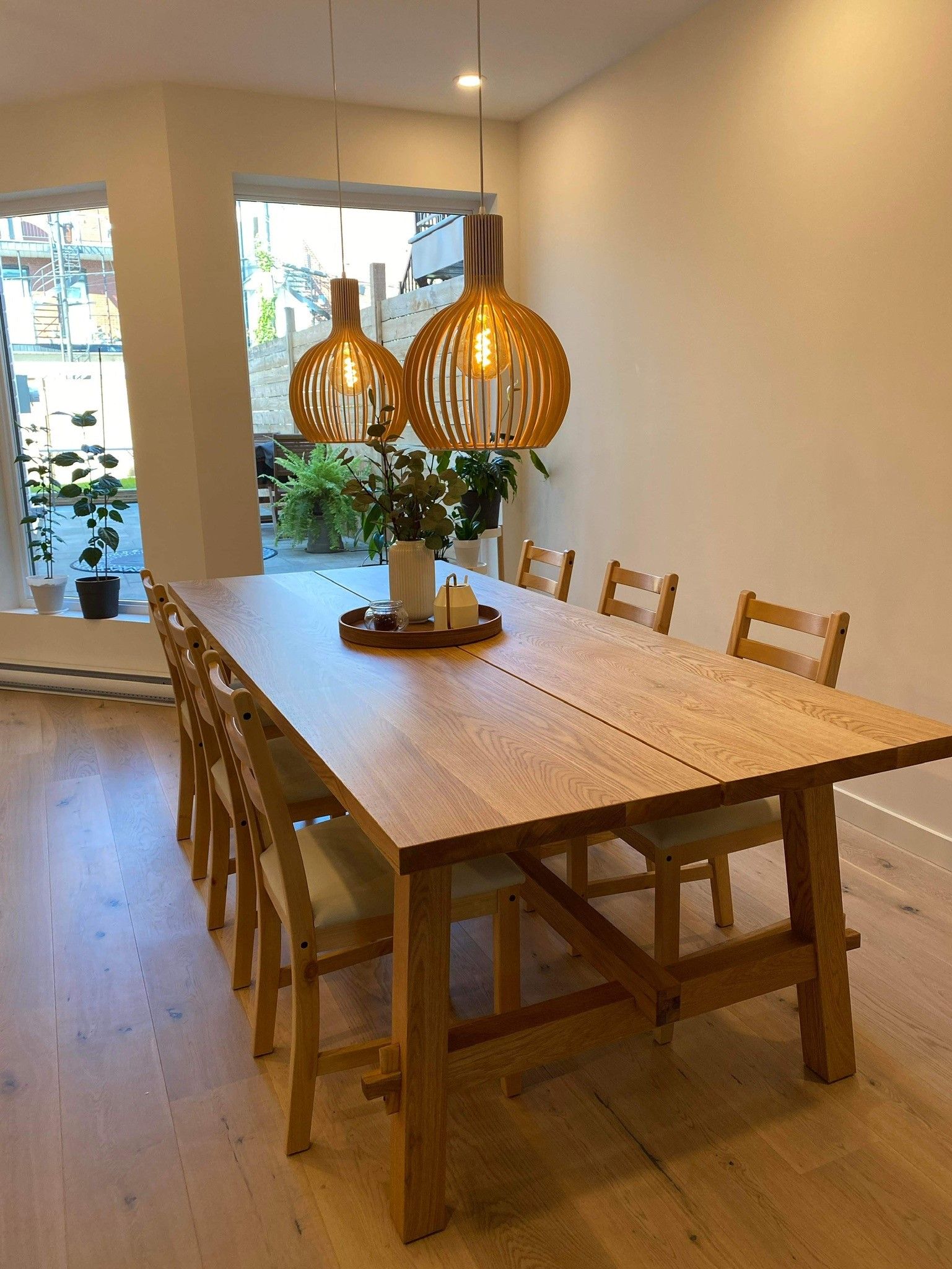 Une salle à manger avec une longue table et des chaises en bois.