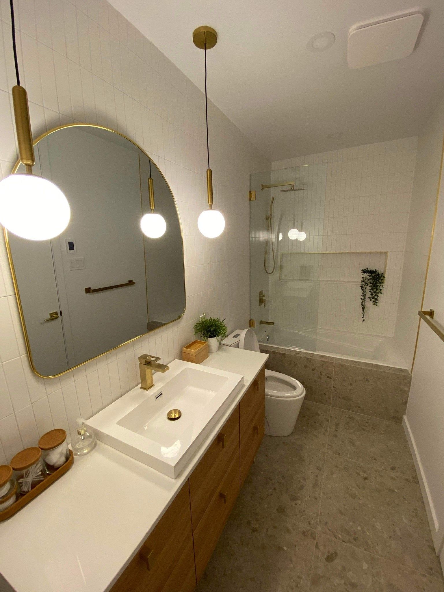 Une salle de bain avec lavabo , WC et miroir.
