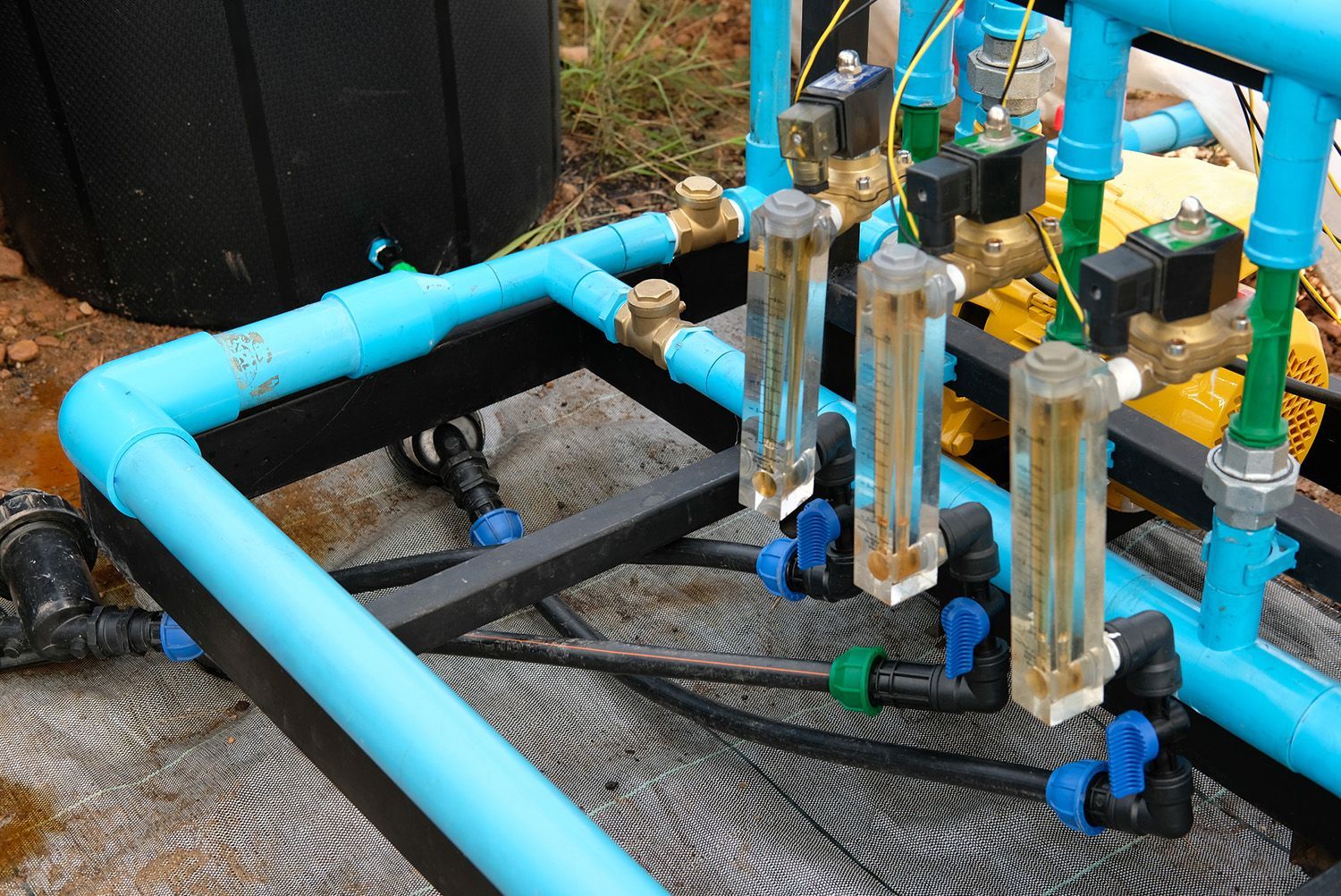 A bunch of pipes are connected to each other on a table.