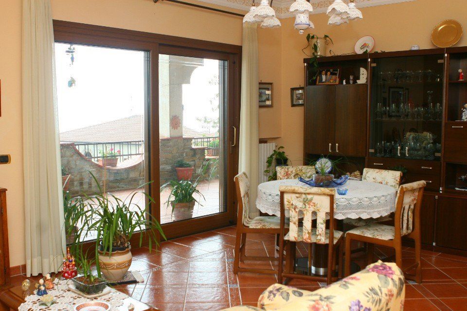 zona giorno con infissi in legno