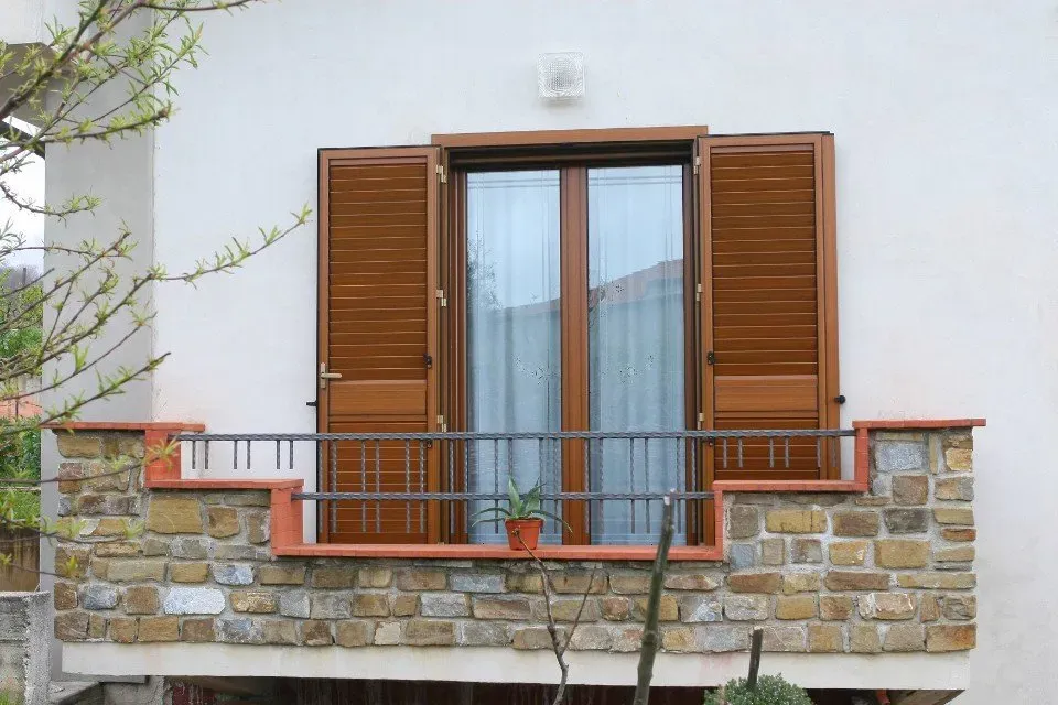finestra con persiane esterne