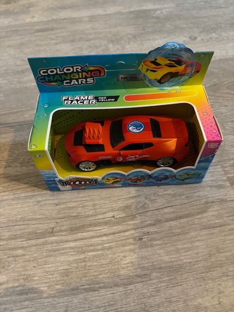 auto die verkleurd in het water