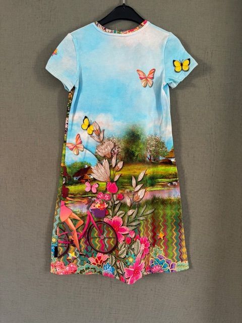 Meiden jurk met een meisje op een fiets