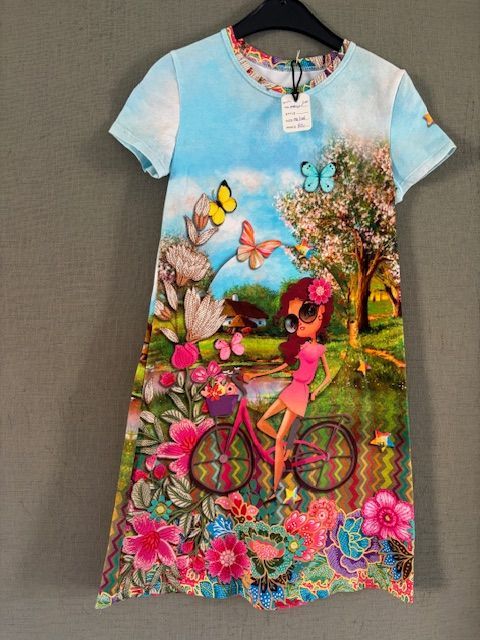 Meiden jurk met een meisje op een fiets