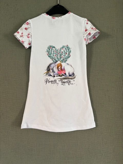 Witte jurk met paard en meisje