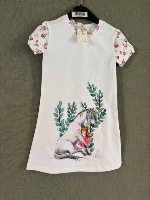 Witte jurk met paard en meisje