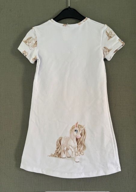 Meiden jurk met vleugje unicorn magie