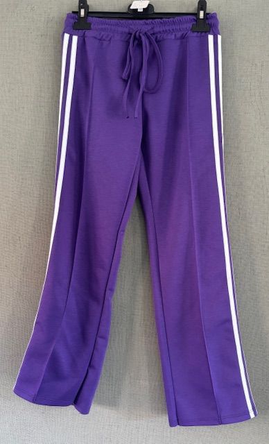 Paarse sportieve look