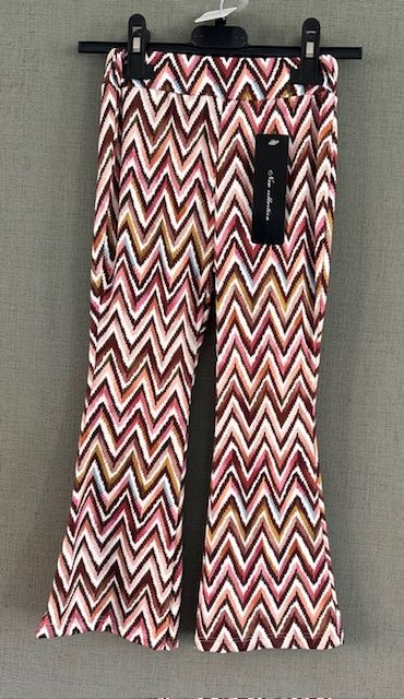 Broek met hoge taille en uitlopende pijpen, voorzien van een veelkleurig zigzagpatroon in bruine, witte en bordeauxrode tinten.