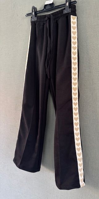 Zwarte broek met hartjes