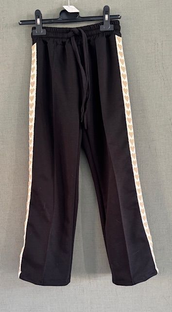 Zwarte broek met hartjes