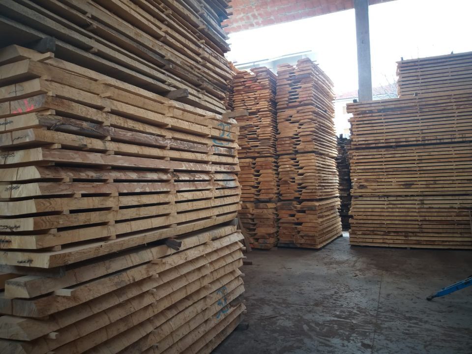 magazzino con tavolame in legno