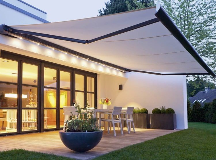 O toldo articulado é a escolha perfeita para quem busca proteção solar, conforto e sofisticação em áreas externas. Com design moderno e braços articuláveis, proporciona sombra sem ocupar espaço com colunas, sendo ideal para varandas, sacadas, áreas gourmet e comércios. Na DecorPrime, trabalhamos com toldos articulados sob medida, com materiais de alta qualidade, opções motorizadas e instalação profissional em São Paulo.