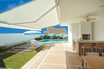 O toldo articulado é uma solução moderna e sofisticada para proteção solar em varandas, sacadas, áreas gourmet e comércios. Com braços articuláveis e design funcional, proporciona conforto térmico, proteção contra o sol e valorização do ambiente. A DecorPrime oferece toldos articulados sob medida, com materiais de alta qualidade, opções motorizadas e instalação profissional em São Paulo.