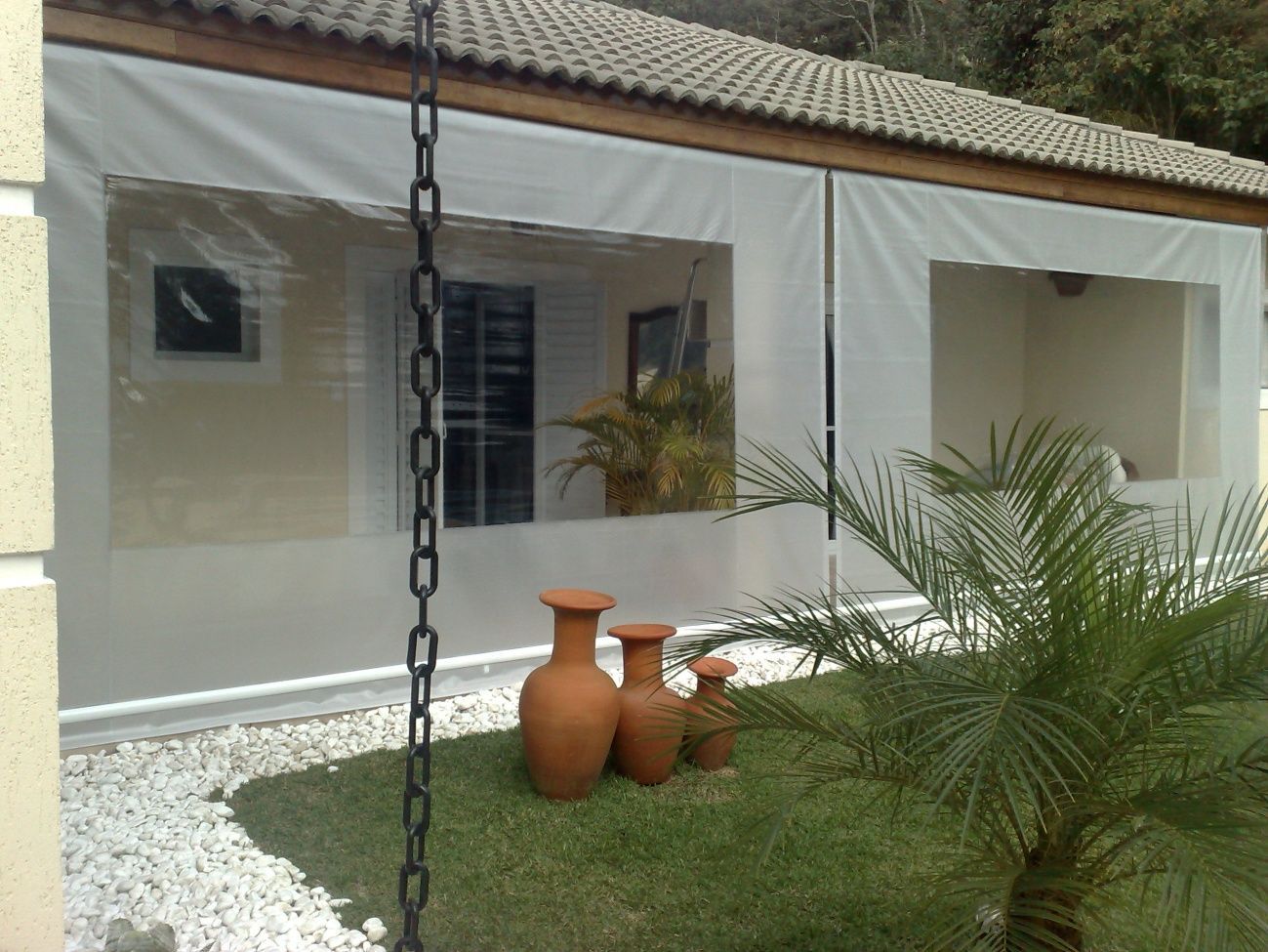 O toldo rolô retrátil é a escolha ideal para quem busca proteção solar, praticidade e um visual moderno para áreas externas. Com sistema de recolhimento eficiente, permite controlar a entrada de luz e a proteção do ambiente conforme a necessidade. Ideal para varandas, sacadas, áreas gourmet e comércios, a DecorPrime oferece modelos sob medida, com excelente durabilidade, opções motorizadas e instalação profissional em São Paulo.