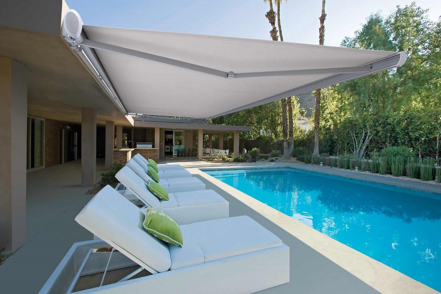 O toldo com braço articulado é uma solução moderna e funcional para proteção solar em áreas externas. Com estrutura prática e elegante, permite ampliar a área de sombra sem a necessidade de colunas, proporcionando mais conforto e sofisticação para varandas, sacadas, áreas gourmet e comércios. A DecorPrime oferece toldos sob medida, com alta durabilidade, opções motorizadas e instalação profissional em São Paulo.