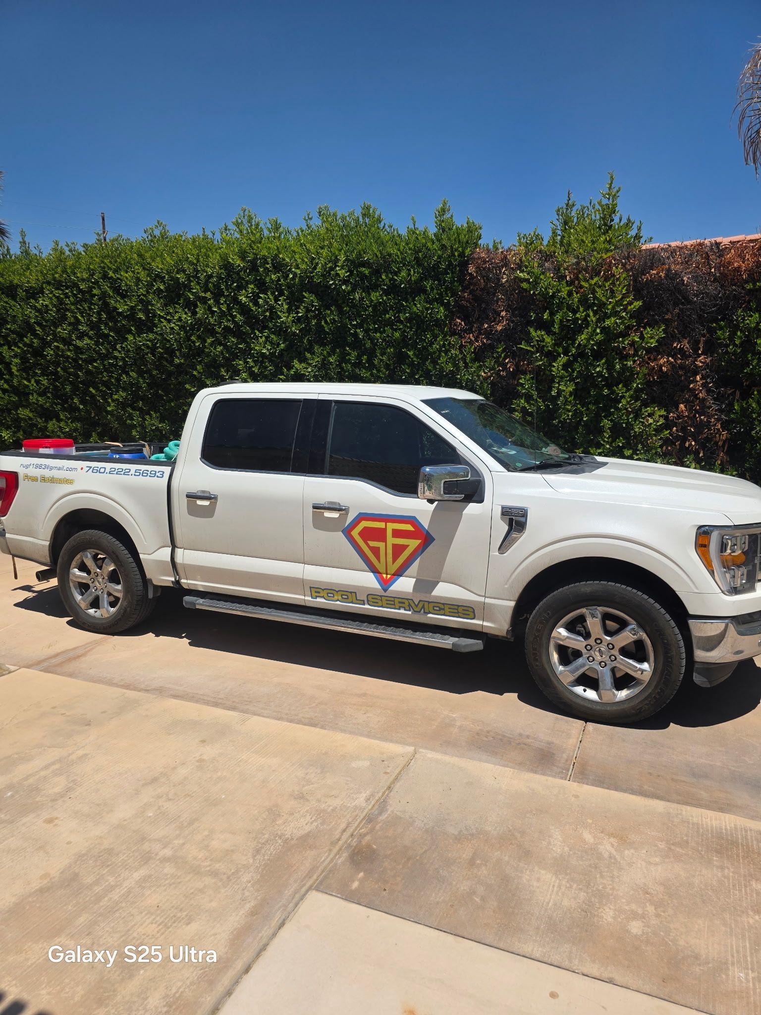 Rancho Mirage city entrance sign with ram logo. Desert landscape with trees and mountains in the background.