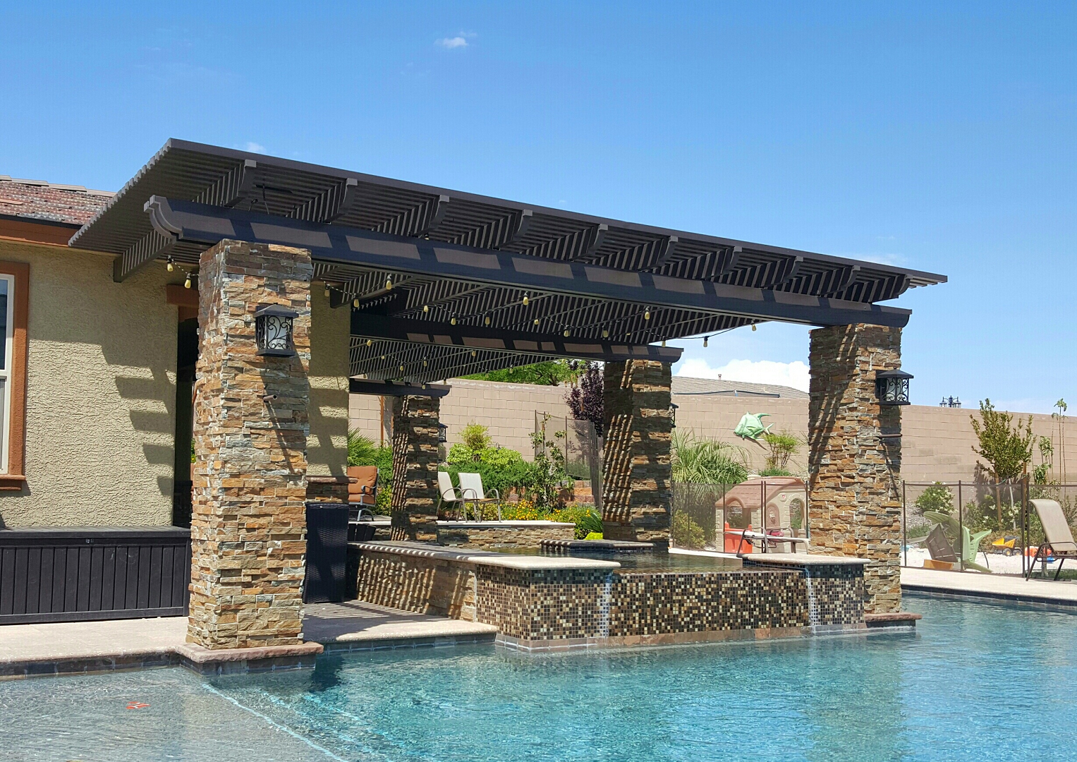 Low-maintenance metal pergola in La Vernia residential backyard