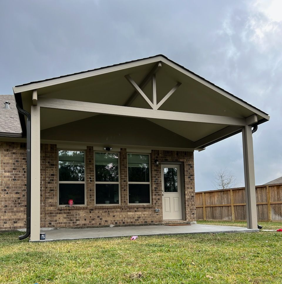 Durable aluminum patio cover in Helotes residence