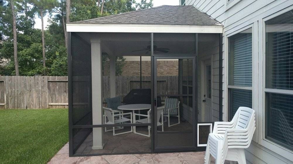 Screen enclosure installation for Hollywood Park suburban backyard