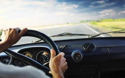 Un soggiorno con una sedia, un tavolino da caffè e un quadro sul muro.