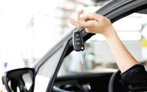 Primo piano di una porta scorrevole in vetro con una zanzariera.