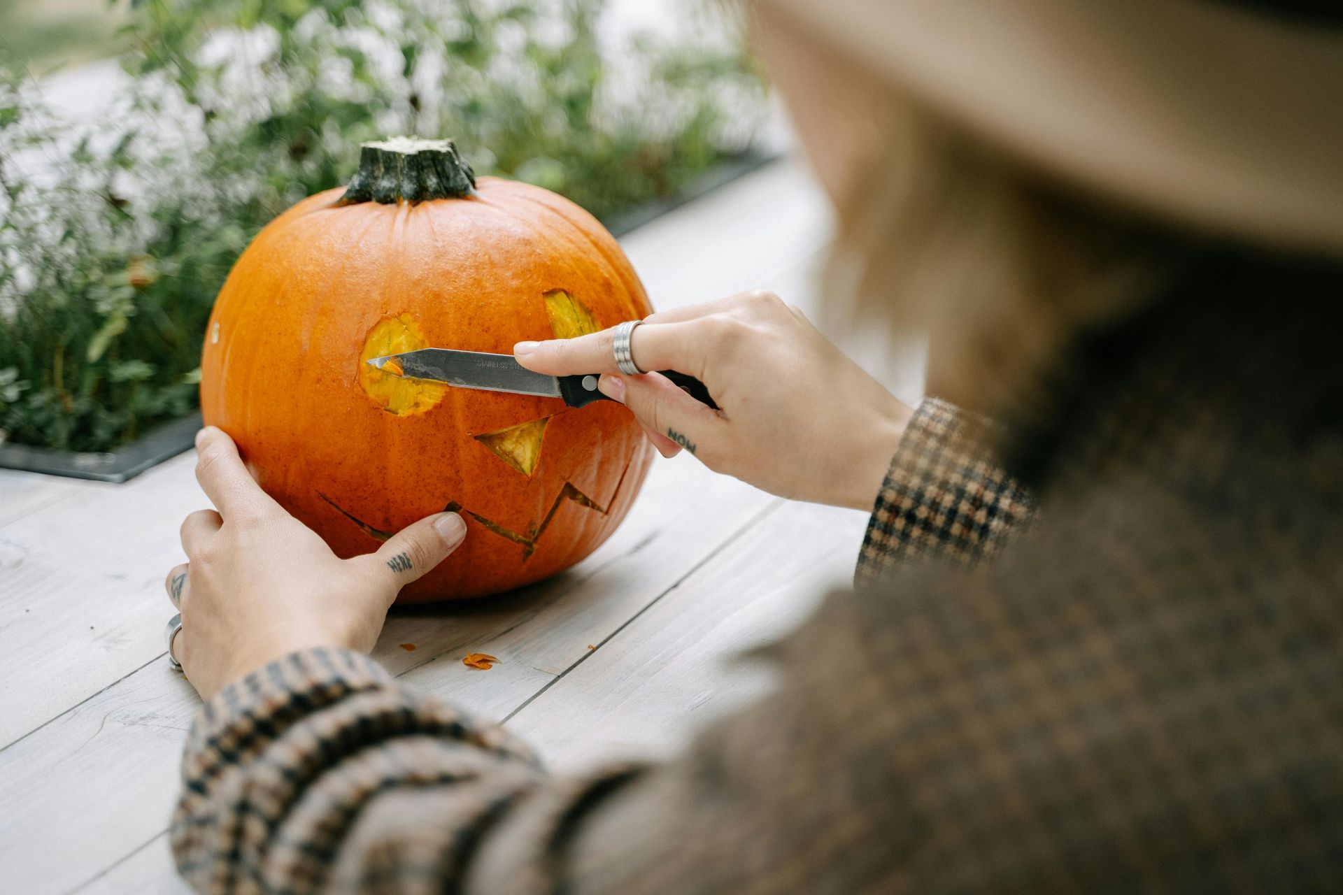 carve pumpkin