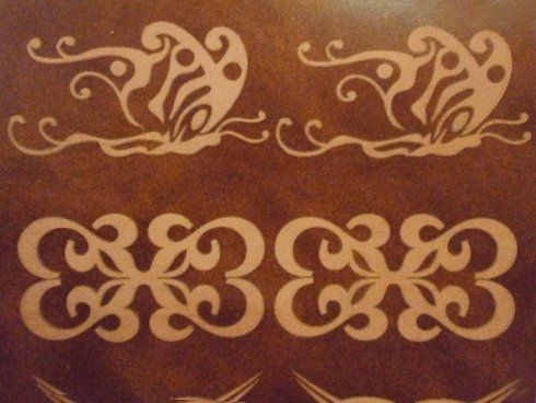 incisione di colore marroncino su superficie di marrone piu scuro