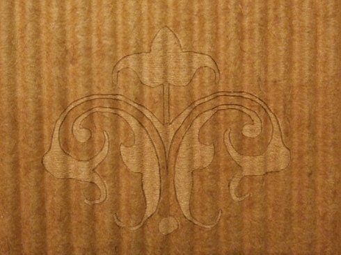 rappresentazione floreale incisa su legno