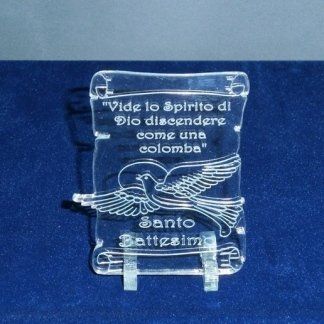 Targa trasparente tagliata a forma di pergamena aperta, con una citazione religiosa sulla Santa Cresima e l'immagine di una colomba